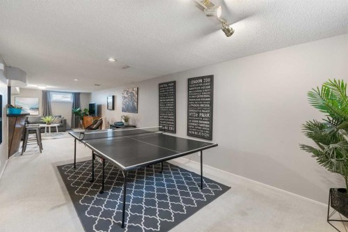 19 Hyslop Drive Sw, Calgary, AB - Indoor Photo Showing Other Room