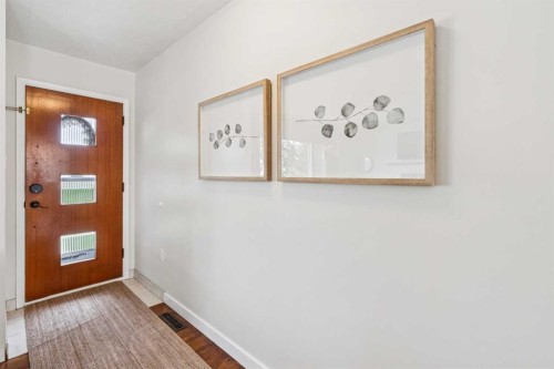 19 Hyslop Drive Sw, Calgary, AB - Indoor Photo Showing Other Room