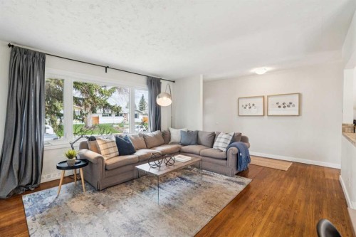 19 Hyslop Drive Sw, Calgary, AB - Indoor Photo Showing Living Room