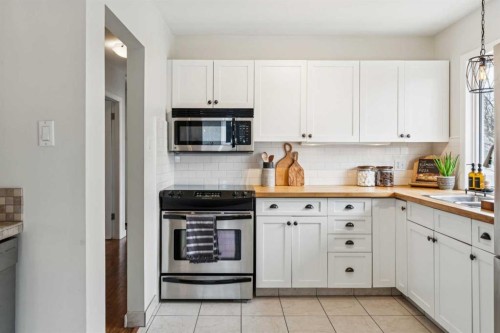 19 Hyslop Drive Sw, Calgary, AB - Indoor Photo Showing Kitchen With Double Sink