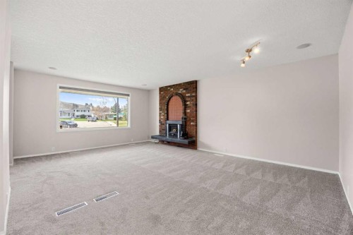 7720 Hunterquay Road Nw, Calgary, AB - Indoor