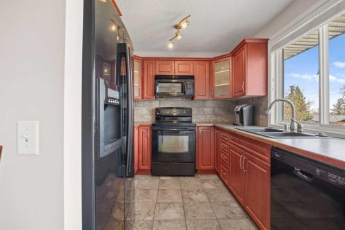 7720 Hunterquay Road Nw, Calgary, AB - Indoor Photo Showing Kitchen With Double Sink