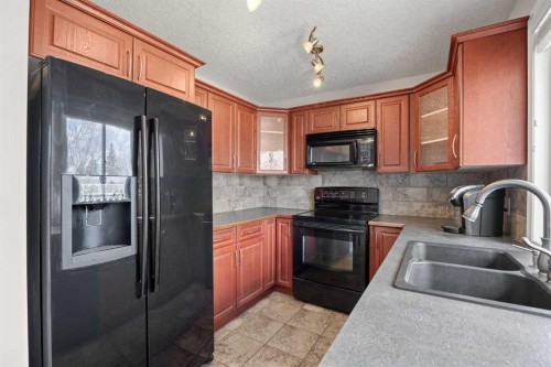 7720 Hunterquay Road Nw, Calgary, AB - Indoor Photo Showing Kitchen With Double Sink