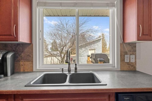 7720 Hunterquay Road Nw, Calgary, AB - Indoor Photo Showing Kitchen With Double Sink
