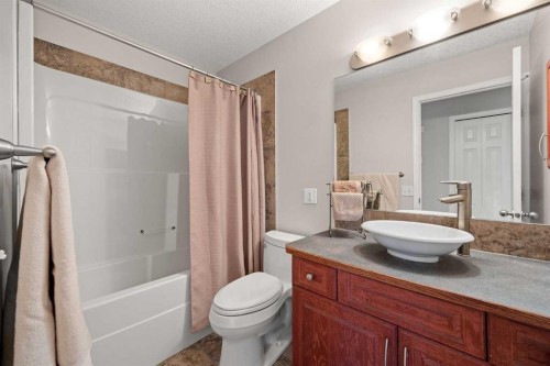 7720 Hunterquay Road Nw, Calgary, AB - Indoor Photo Showing Bathroom