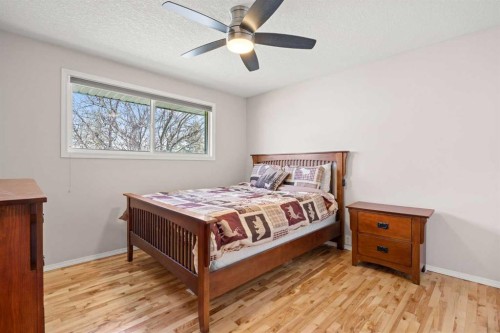 7720 Hunterquay Road Nw, Calgary, AB - Indoor Photo Showing Bedroom