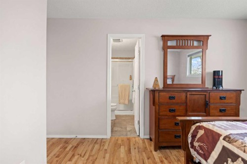 7720 Hunterquay Road Nw, Calgary, AB - Indoor Photo Showing Bedroom