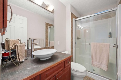 7720 Hunterquay Road Nw, Calgary, AB - Indoor Photo Showing Bathroom
