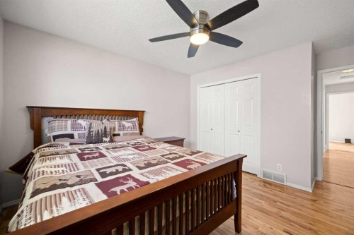 7720 Hunterquay Road Nw, Calgary, AB - Indoor Photo Showing Bedroom