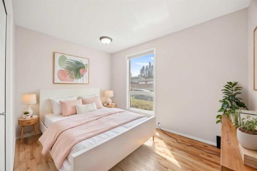 7720 Hunterquay Road Nw, Calgary, AB - Indoor Photo Showing Bedroom