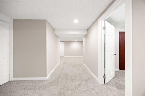 7720 Hunterquay Road Nw, Calgary, AB - Indoor Photo Showing Other Room