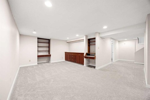 7720 Hunterquay Road Nw, Calgary, AB - Indoor Photo Showing Other Room