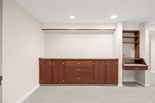 7720 Hunterquay Road Nw, Calgary, AB - Indoor Photo Showing Other Room