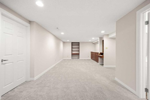 7720 Hunterquay Road Nw, Calgary, AB - Indoor Photo Showing Other Room