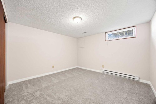 7720 Hunterquay Road Nw, Calgary, AB - Indoor Photo Showing Other Room