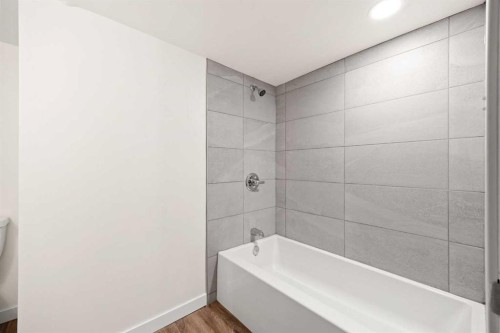 7720 Hunterquay Road Nw, Calgary, AB - Indoor Photo Showing Bathroom