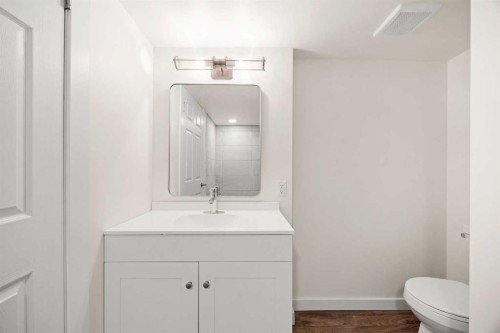 7720 Hunterquay Road Nw, Calgary, AB - Indoor Photo Showing Bathroom