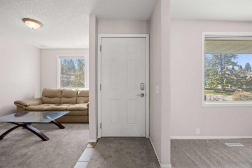 7720 Hunterquay Road Nw, Calgary, AB - Indoor Photo Showing Other Room