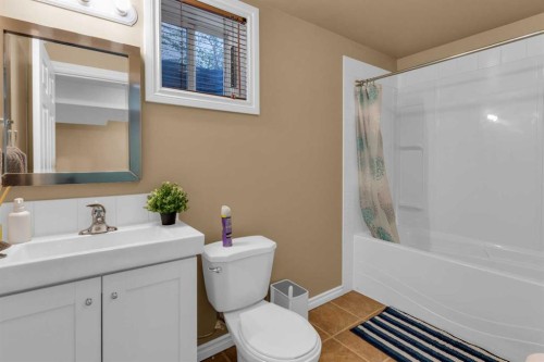 2-3421 5 Avenue Nw, Calgary, AB - Indoor Photo Showing Bathroom