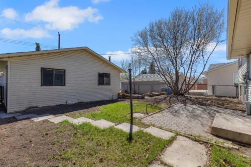 221 Madeira Crescent Ne, Calgary, AB - Outdoor