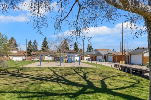 221 Madeira Crescent Ne, Calgary, AB - Outdoor