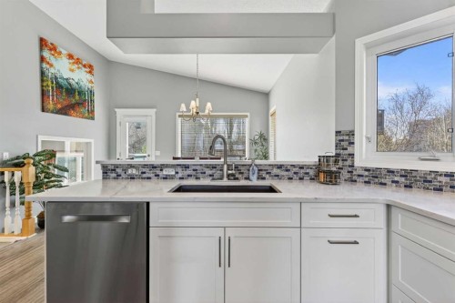 308 Cambridge Place, Strathmore, AB - Indoor Photo Showing Kitchen With Upgraded Kitchen