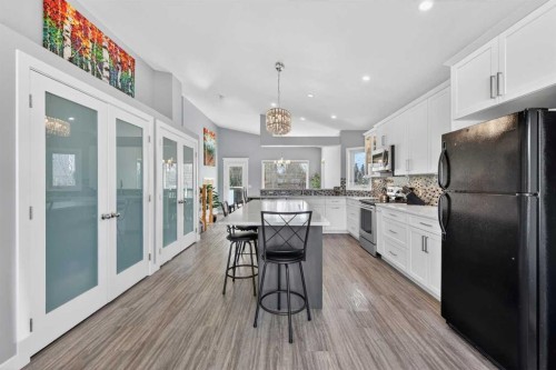 308 Cambridge Place, Strathmore, AB - Indoor Photo Showing Kitchen With Upgraded Kitchen