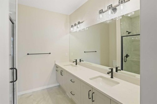 121 5 Avenue Se, High River, AB - Indoor Photo Showing Bathroom