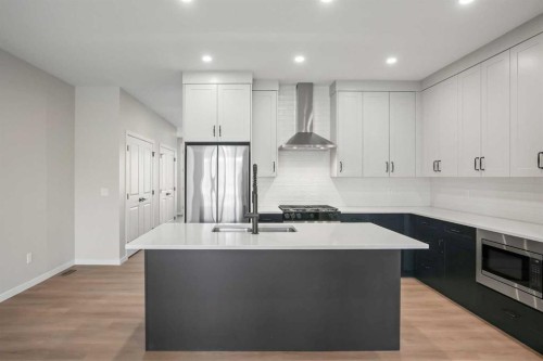 121 5 Avenue Se, High River, AB - Indoor Photo Showing Kitchen With Upgraded Kitchen