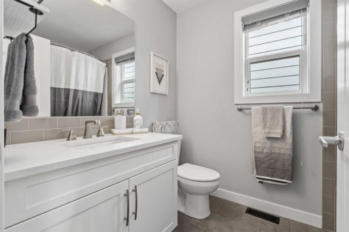 11 Masters Manor Se, Calgary, AB - Indoor Photo Showing Bathroom
