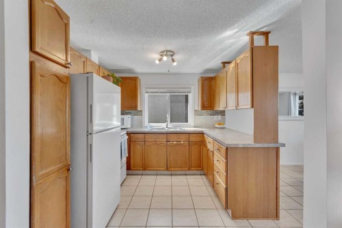 910 16A Street Ne, Calgary, AB - Indoor Photo Showing Kitchen