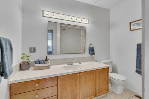 910 16A Street Ne, Calgary, AB - Indoor Photo Showing Bathroom
