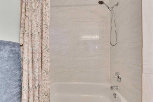 910 16A Street Ne, Calgary, AB - Indoor Photo Showing Bathroom