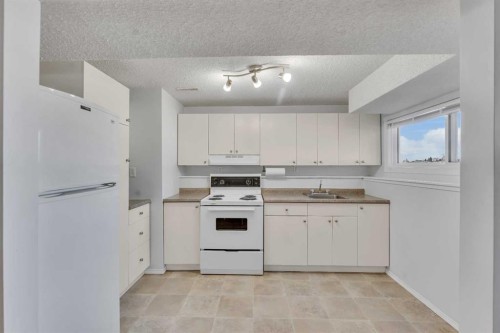 910 16A Street Ne, Calgary, AB - Indoor Photo Showing Kitchen