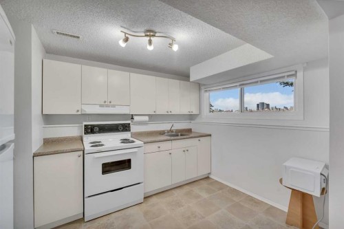 910 16A Street Ne, Calgary, AB - Indoor Photo Showing Kitchen