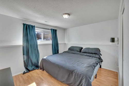 910 16A Street Ne, Calgary, AB - Indoor Photo Showing Bedroom