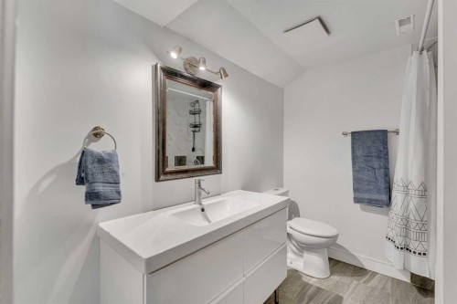 910 16A Street Ne, Calgary, AB - Indoor Photo Showing Bathroom