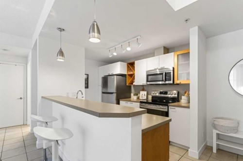 301-315 24 Avenue Sw, Calgary, AB - Indoor Photo Showing Kitchen