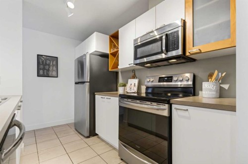 301-315 24 Avenue Sw, Calgary, AB - Indoor Photo Showing Kitchen