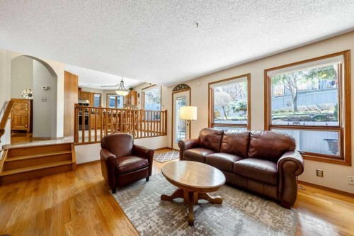 5019 Norris Road Nw, Calgary, AB - Indoor Photo Showing Living Room