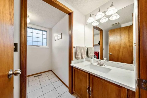 5019 Norris Road Nw, Calgary, AB - Indoor Photo Showing Bathroom