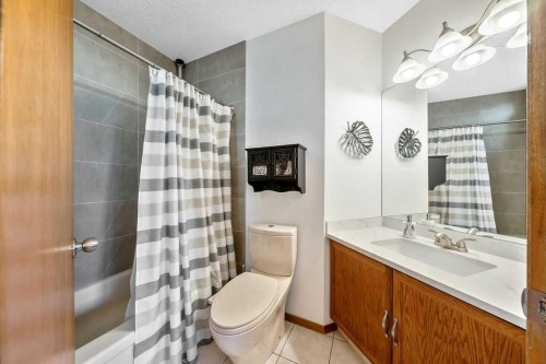 5019 Norris Road Nw, Calgary, AB - Indoor Photo Showing Bathroom