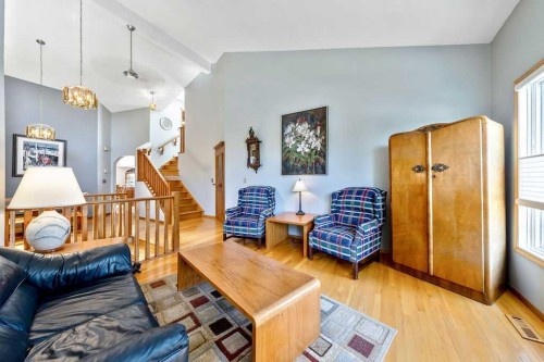 5019 Norris Road Nw, Calgary, AB - Indoor Photo Showing Living Room