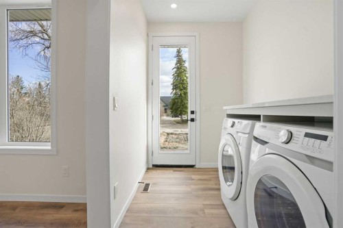 123 5 Avenue Se, High River, AB - Indoor Photo Showing Laundry Room