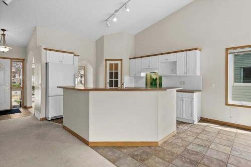 122 Rocky Ridge Villas Nw, Calgary, AB - Indoor Photo Showing Kitchen