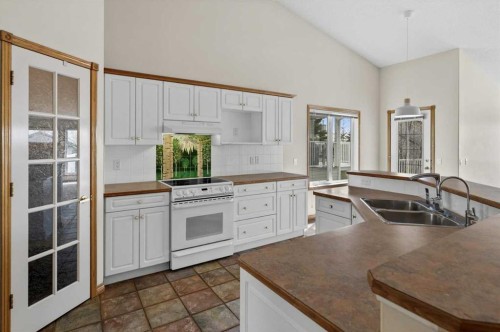 122 Rocky Ridge Villas Nw, Calgary, AB - Indoor Photo Showing Kitchen With Double Sink