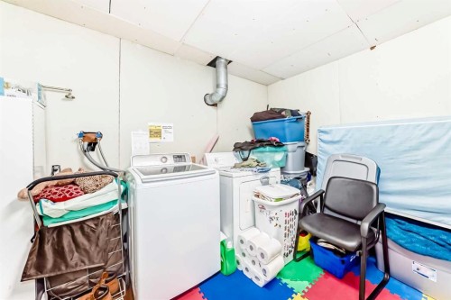 4821 60 Street Ne, Calgary, AB - Indoor Photo Showing Laundry Room