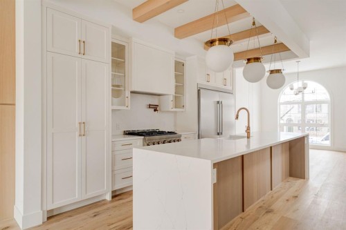 2447 29 Sw, Calgary, AB - Indoor Photo Showing Kitchen With Upgraded Kitchen