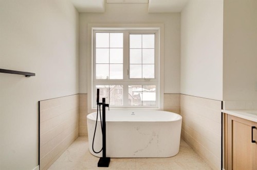 2447 29 Sw, Calgary, AB - Indoor Photo Showing Bathroom