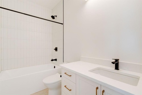 2447 29 Sw, Calgary, AB - Indoor Photo Showing Bathroom